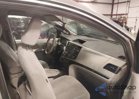 2012 Toyota Sienna Le V6 8 Passenger z USA, uszkodzony, nr VIN 5TDKK3DCXCS198323